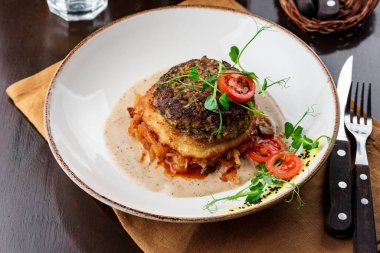 Sebzeli ve otlu lezzetli et.