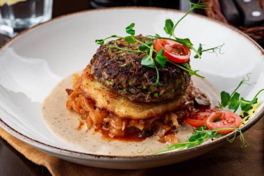 Sebzeli ve otlu biftek.