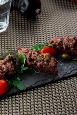 Sebzeli biftek ve ahşap tahtada sos.