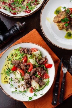 Sebze ve soslu ızgara et.