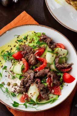 Sebzeli biftek ve sos.