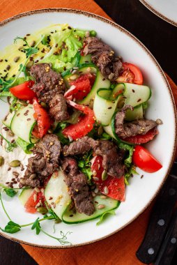 Sebzeli biftek ve sos.