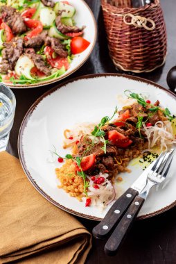 Tavuk ve sebzeli lezzetli salata.