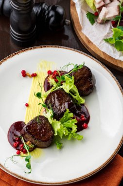 Sebze ve sos ızgara sığır eti