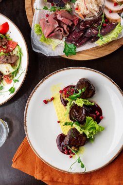 Salata ve sebzeli biftek carpaccio.