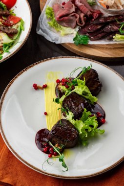 Et ve bir tabakta sebze salatası