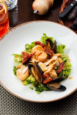 Karides ve sebzeli deniz ürünleri salatası.