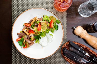 Sebzeli ve soslu ızgara somon.