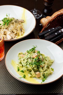 Tabakta deniz ürünleri ve peynirli makarna.