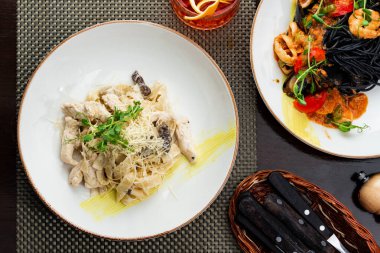 Tabakta deniz ürünleri ve sebzeli spagetti.