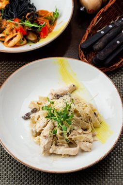 Deniz ürünleri ve mantar soslu makarna.