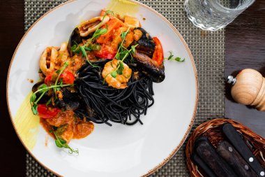 Tabakta deniz ürünleri ve sebzeli spagetti.