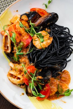 Tabakta deniz ürünleri ve sebzeli spagetti.