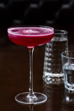 Siyah arkaplanı olan kırmızı bir şarap bardağını kapat.