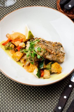 Baharatlı ve sebzeli ızgara tavuk.