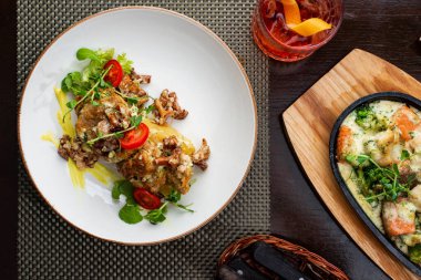 Sebzeli ve soslu kızarmış pirinç.