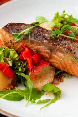 Sebze ve baharatlı ızgara somon.