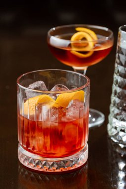 Koyu arkaplanda buzlu limonlu viski bardakları