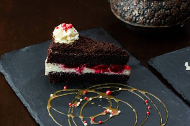 Kremalı ve dutlu çikolatalı pasta.