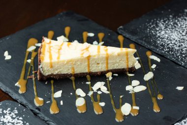 Karamelli ve fındıklı çikolatalı pasta.