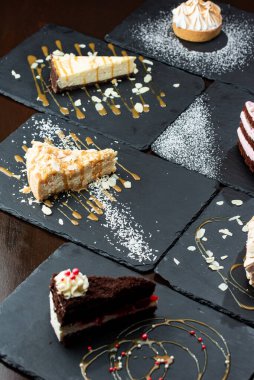 Kremalı ve fındıklı çikolatalı pasta.