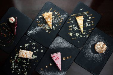 Suşi siyah bir arkaplanda..