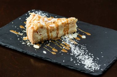 Krem peynirli ve fındıklı lezzetli çikolatalı pasta.