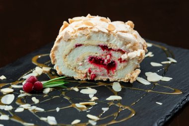 Ev yapımı kek kiraz ve çikolata ile