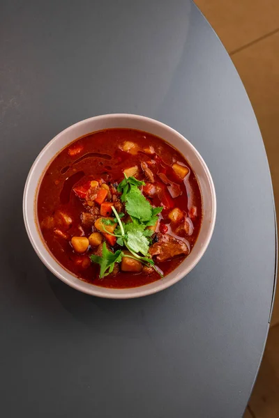 Curry Rojo Con Crema Agria Salsa Tomate — Foto de Stock