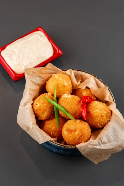 Gebratene Chicken Nuggets Mit Käse Und Tomatensauce — Stockfoto