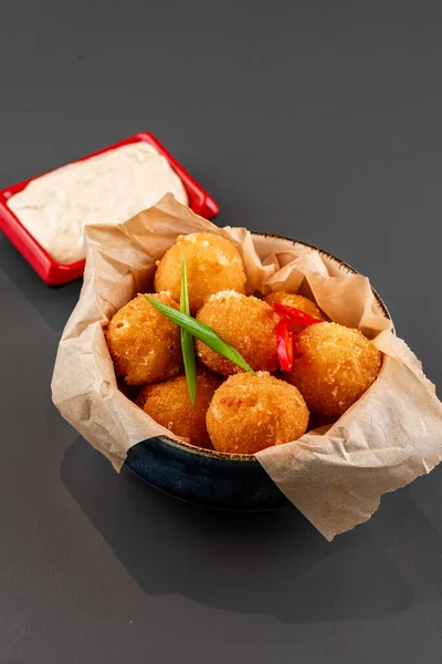 Gebakken Kip Nuggets Met Groenten Kaas Een Zwarte Achtergrond — Stockfoto