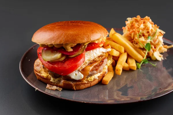 Hamburger Met Rundvlees Kaas Tomaat Sla Frites Een Zwarte Achtergrond — Stockfoto