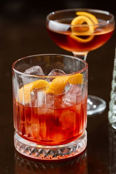 Glazen Van Smakelijke Alcoholische Cocktail Met Ijs Citroen Donkere Achtergrond — Stockfoto