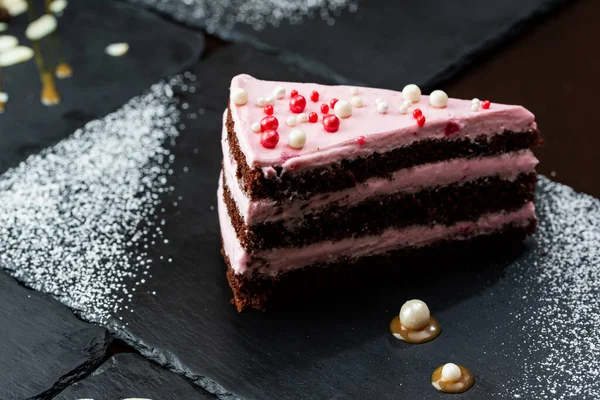 Schokoladenkuchen Mit Beeren Auf Schwarzem Hintergrund — Stockfoto