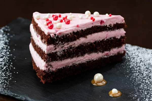 Pastel Chocolate Con Crema Bayas Sobre Fondo Negro — Foto de Stock