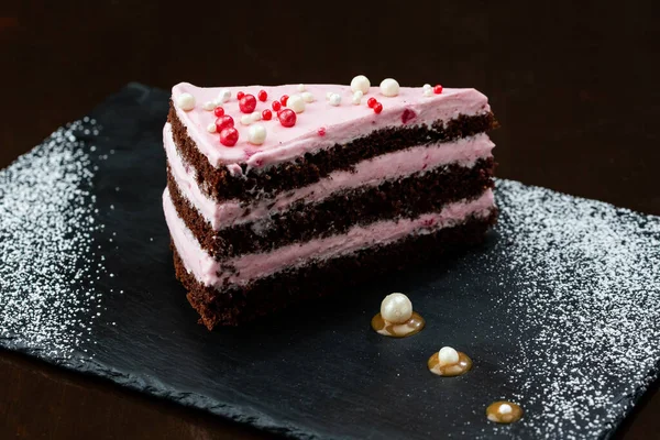 Schokoladenkuchen Mit Sahne Und Beeren — Stockfoto