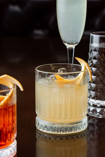 Glass Velsmakende Cocktail Med Sitron Isbiter Trebord – stockfoto