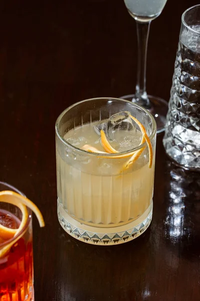 Gläser Whisky Mit Eiswürfeln Auf Dunklem Hintergrund — Stockfoto