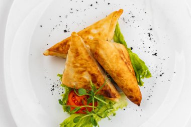 Sebzeli ve otlu kızarmış turtalar. 