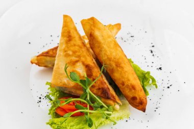 Sebzeli ve otlu kızarmış turtalar. 