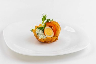 Haşlanmış yumurta ve salata ile aperatif.