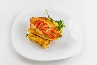 sebzeli fırında tavuk ve beyaz tabakta peynir 