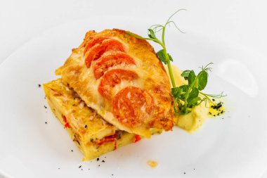 sebzeli fırında tavuk ve beyaz tabakta peynir 