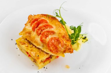 sebzeli fırında tavuk ve beyaz tabakta peynir 