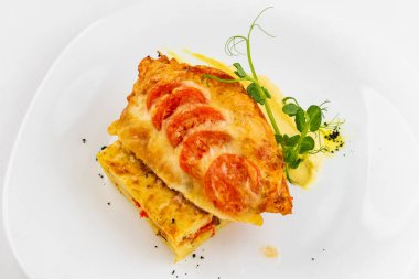 sebzeli fırında tavuk ve beyaz tabakta peynir 