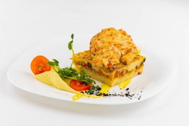 sebzeli fırında tavuk ve beyaz tabakta peynir 