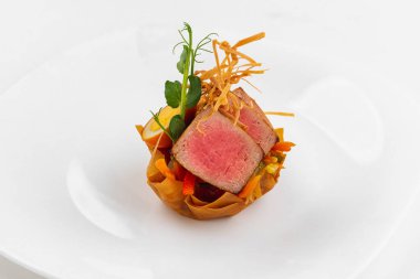 haşlanmış yumurta ve sebzeli somon parçası. 