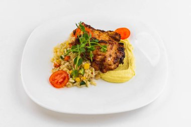 Sebzeli ızgara tavuk, patates püresi ve pilav.