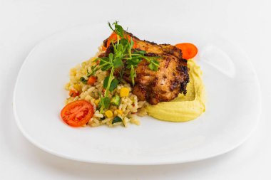 Sebzeli ızgara tavuk, patates püresi ve pilav.