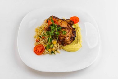 Sebzeli ızgara tavuk, patates püresi ve pilav.